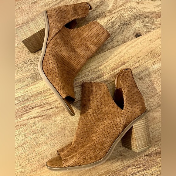 ‼️FINAL SALE MUST GO‼️✨GORGEOUS OPEN TOE BOOTIES✨ - Picture 3 of 7
